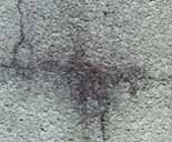 雨水が塗装面を汚して、ヒビ(亀裂)の中にしみ込んでいます～このような症状が出ていたら、外壁工事・外壁塗装のタイミング