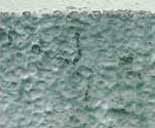 吹きつけ塗装面に細いヒビ(亀裂)が入っています～このような症状が出ていたら、外壁工事・外壁塗装のタイミング