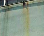 鉄部のサビが流れて塗装面を汚しています～このような症状が出ていたら、外壁工事・外壁塗装のタイミング