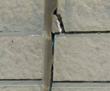 サイディングの角が欠けるように破損しています～このような症状が出ていたら、外壁工事・外壁塗装のタイミング