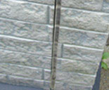 サイディング目地のコーキングが割れて下地が見えてます～このような症状が出ていたら、外壁工事・外壁塗装のタイミング