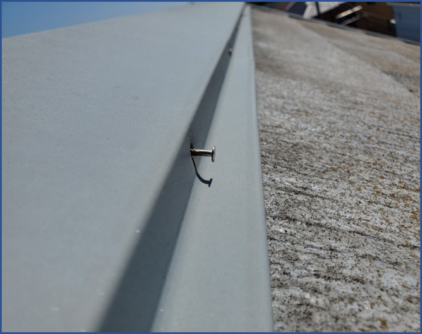 板金釘浮き発生しています 低汚染遮熱塗料で長期間美観を維持します!神戸の方におすすめです!