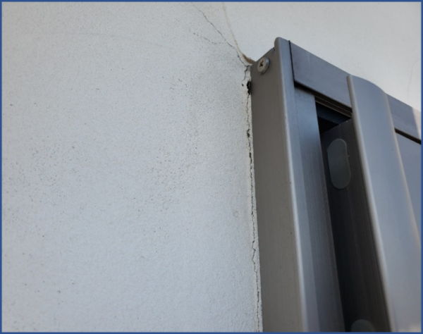 窓周りクラックが発生しています 低汚染遮熱塗料で長期間美観を維持します!神戸の方におすすめです!