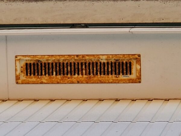 軒天通気口錆が発生しています 軒天通気口錆が発生しています