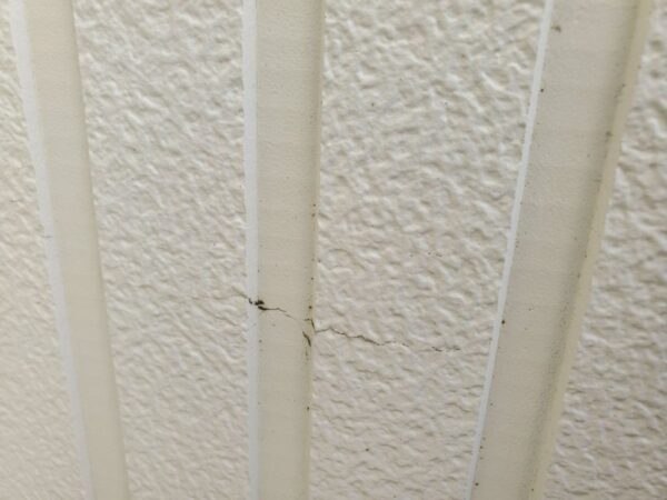外壁クラックが発生しています 外壁クラックが発生しています