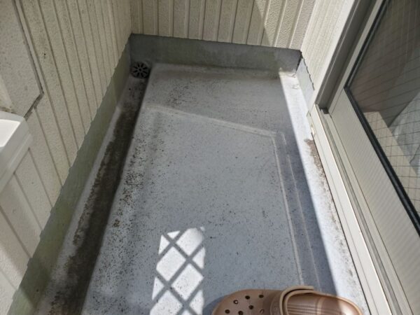 バルコニー床劣化しています バルコニー床劣化しています
