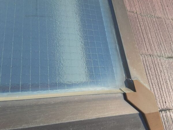 トップライトサッシ周りコーキング劣化しています