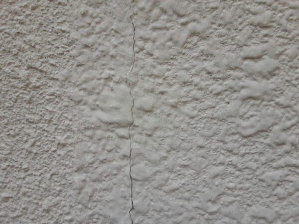 外壁クラックが発生しています