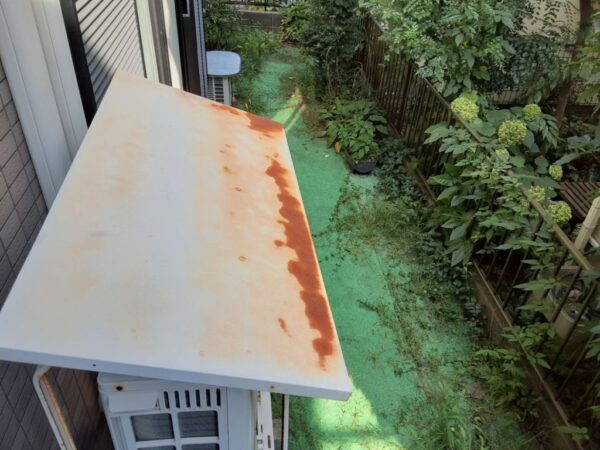室外機カバー錆びています