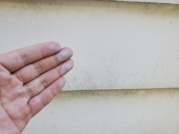 外壁チョーキングが発生しています