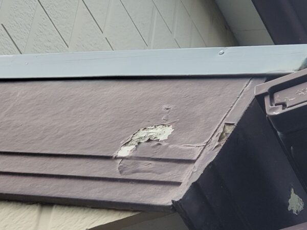 破風塗膜剥がれています