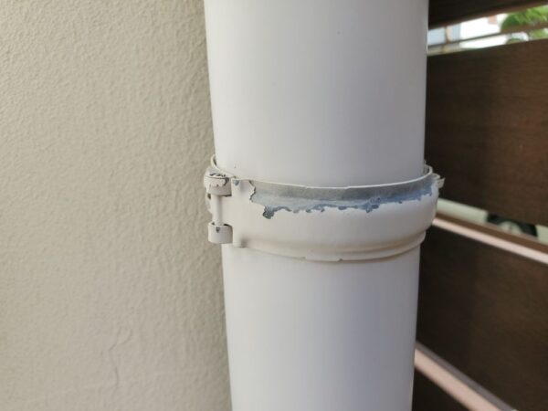 雨樋金具劣化しています
