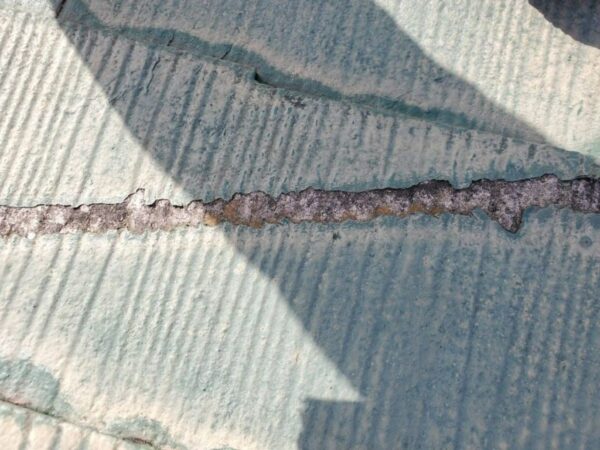 屋根クラックが発生しています 屋根クラックが発生しています