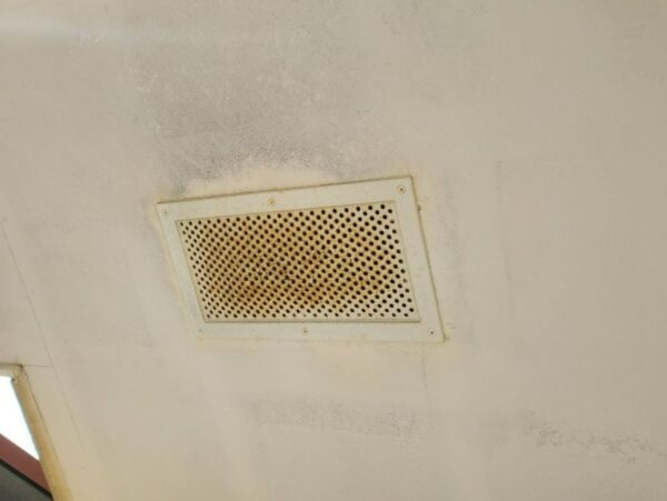 軒天換気口錆が発生しています