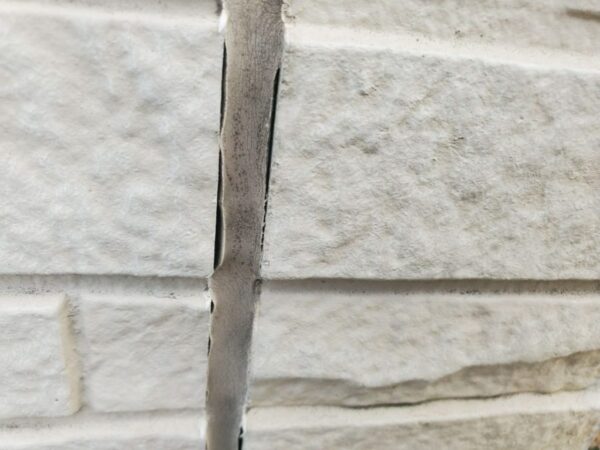 外壁コーキング劣化しています