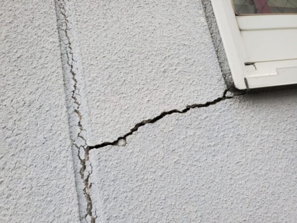 外壁クラックが発生しています