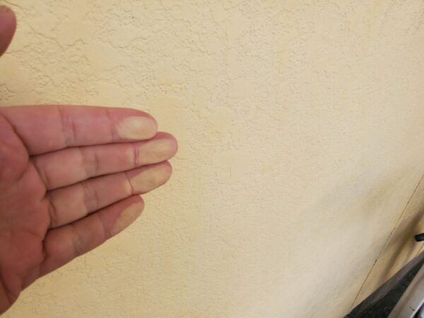 外壁チョーキングが発生しています