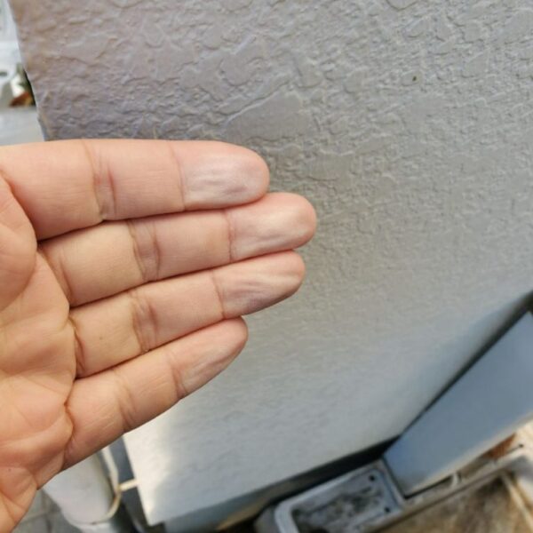 バルコニー笠木ジョイント部劣化しています