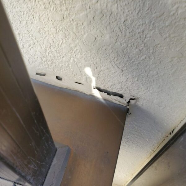 バルコニー笠木ジョイント部劣化しています