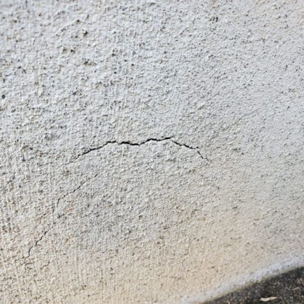 基礎クラックが発生しています